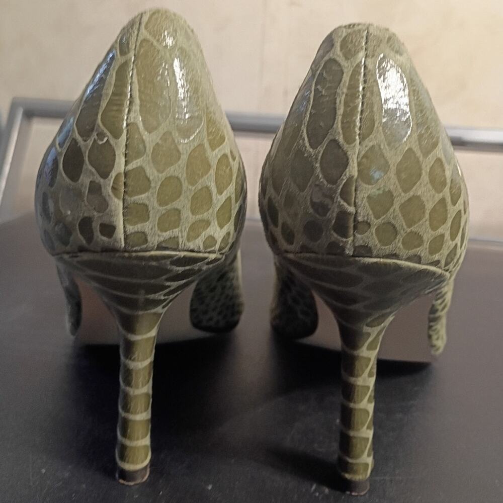 Karen Scott Marlo Pumps 8M Olive Sage Green Embossed Leather Pointed Toe Heels - Picture 4 of 12